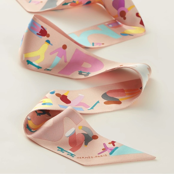 💕HERMES "Figures Libres" Twilly Silk Ribbon Scarf • Rose Poudre Bleu Multi FW25 - Picture 4 of 13